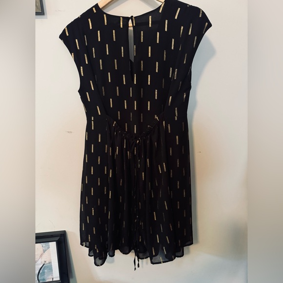 Beautiful summer dress. Sheer slip lining. Rayon blend material. Black with gold - Picture 3 of 5